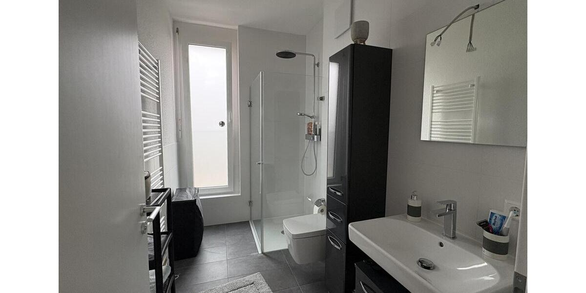 Top gelegene Penthouse-Wohnung mit Balkon und Einbauküche 3 zimmer