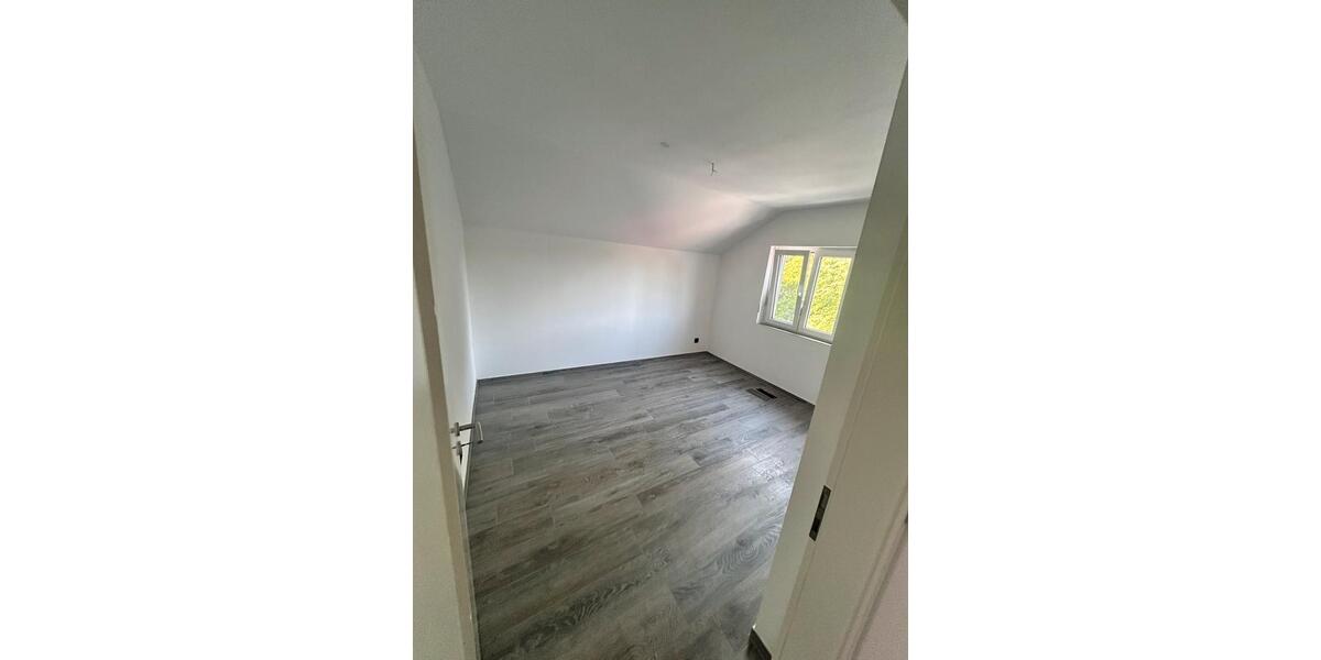 Dachgeschoßwohnung Fellbach - 4 Zimmer, 100 m&sup2;, 1.200&euro; | Angebot:26618472