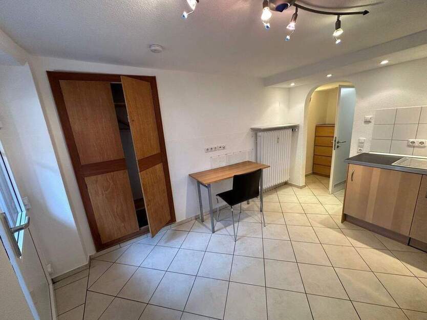 Möblierte 1 - Zimmer - UntergeschossWohnung (KellerWohnung) mit Einbauküche und separatem Eingang