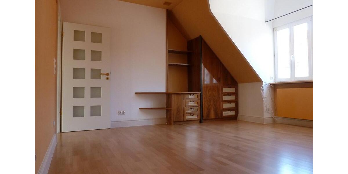 Dachgeschoßwohnung Schweinfurt Gartenstadt - 5 Zimmer, 242 m&sup2;, 1.800&euro; | Angebot:24700940