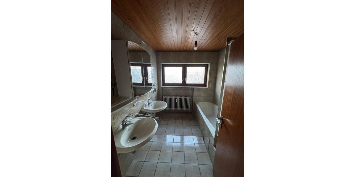 Dachgeschoßwohnung Filderstadt - 4 Zimmer, 82 m&sup2;, 1.100&euro; | Angebot:24865420