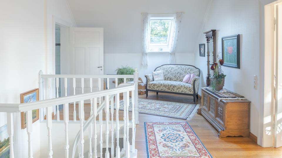 Saniertes, denkmalgeschütztes Wohnhaus mit Garten, Nebengebäuden u. Garage im Herzen von Wiefelstede 8 zimmer