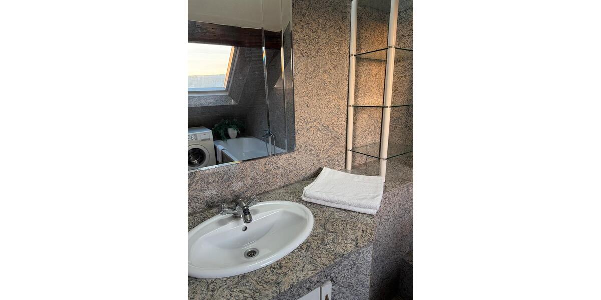 Dachgeschoßwohnung Düsseldorf Pempelfort - 3 Zimmer, 80 m&sup2;, 2.200&euro; | Angebot:26701749