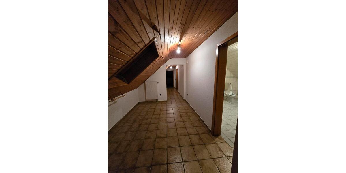 Dachgeschoßwohnung Grünberg - 3 Zimmer, 93 m&sup2;, 900&euro; | Angebot:26432407