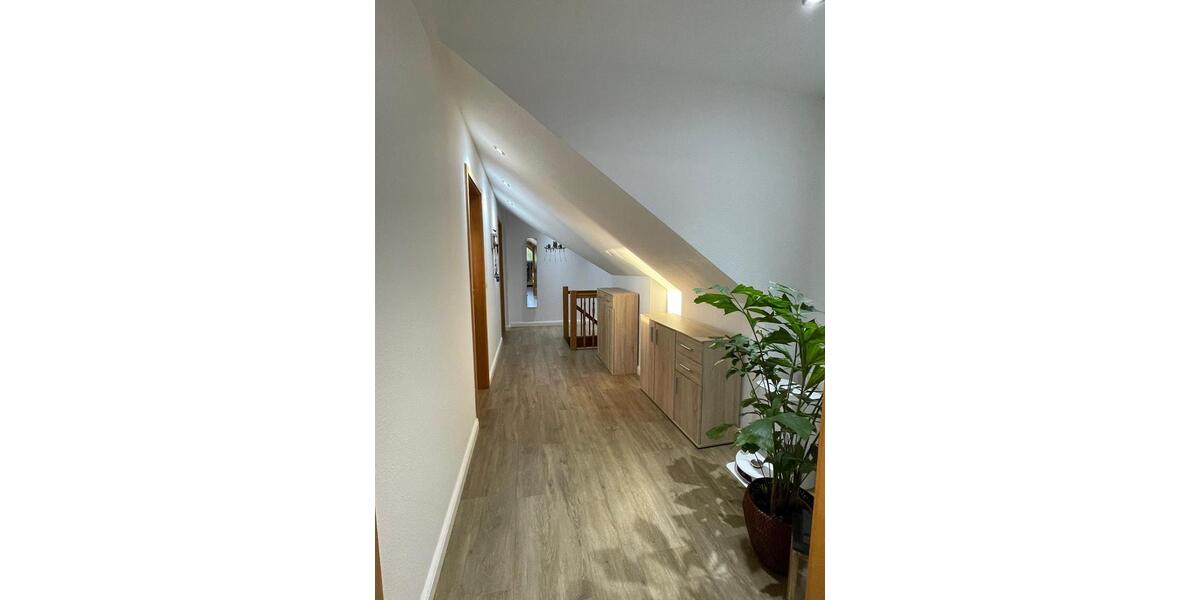 Dachgeschoßwohnung Edemissen - 4 Zimmer, 122 m&sup2;, 950&euro; | Angebot:25804869