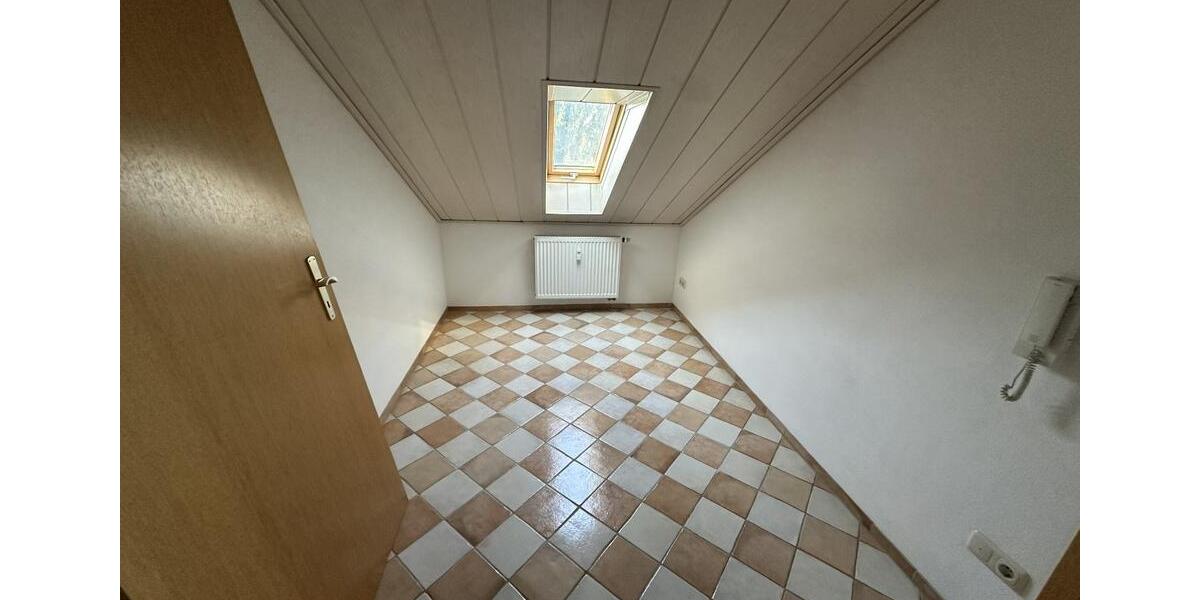 Dachgeschoßwohnung Plattling - 5 Zimmer, 75 m&sup2;, 650&euro; | Angebot:25650924
