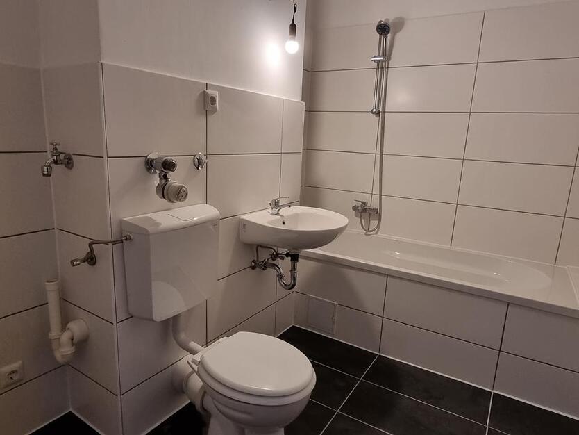 Gut geschnittene 2-Zimmer-Wohnung mit Balkon in gepflegtem Zustand zimmer