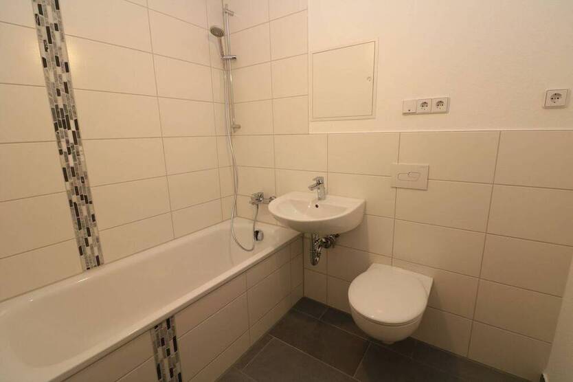 Große EG-Wohnung mit Wanne u. Balkon...Familien willkommen!!!