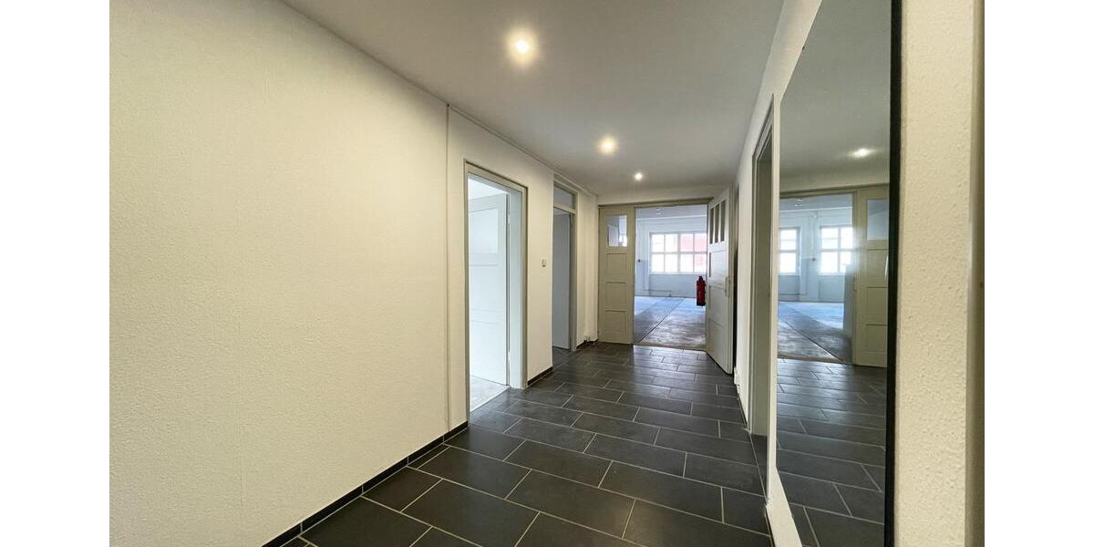 TOP-Gewerbehalle auf 752 m². Besonders hell. 3 Büros, Aufenthaltsraum, Toiletten. Stellplätze. zimmer