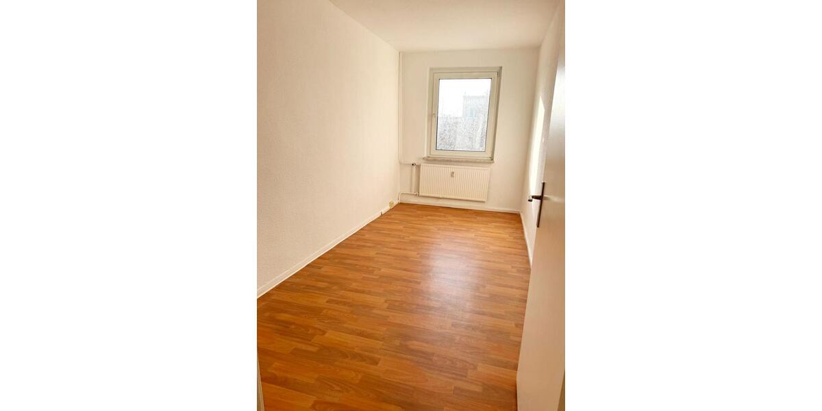Etagenwohnung Kitzscher - 4 Zimmer, 75 m&sup2;, 340&euro; | Angebot:23727921