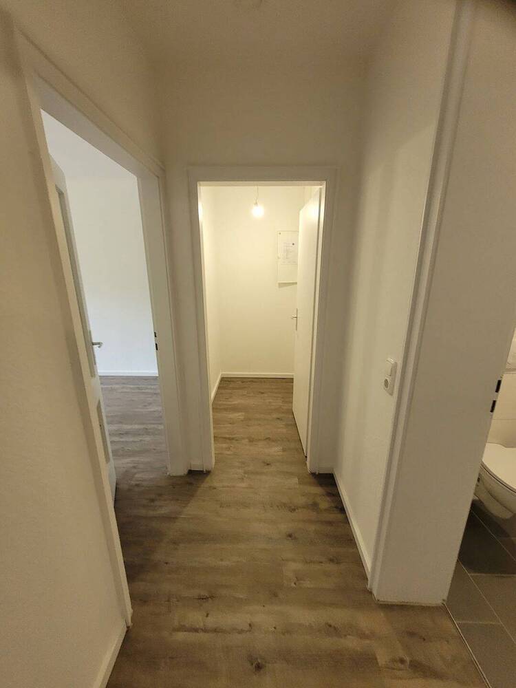 Neue Familie gesucht für Wohnung mit Balkon und frisch saniertem Wannenbad.