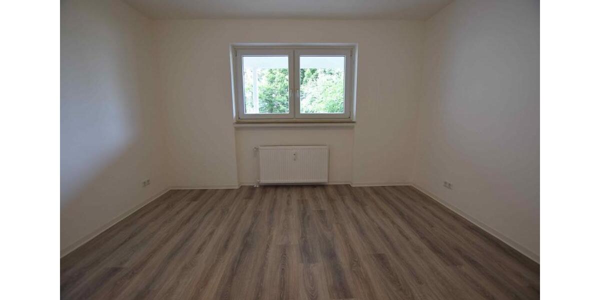 ! Zum Einzug bereit! Renovierte 3-Raumwohnung mit Wanne und Balkon ! 3 zimmer