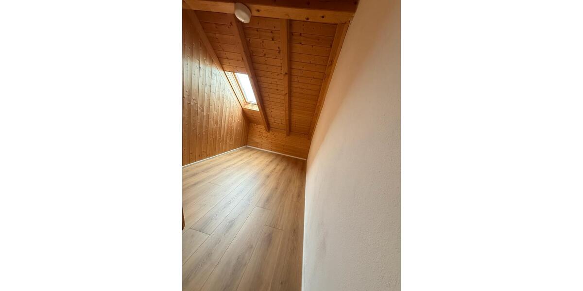 Dachgeschoßwohnung Ergolding - 5 Zimmer, 130 m&sup2;, 1.665&euro; | Angebot:26269095