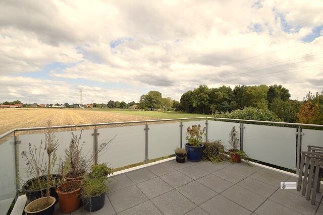 2-Zimmer-OG-Wohnung + 65,80 m² Wohnfläche + Aufzug + Balkon + Carport + EBK kann übernommen werden