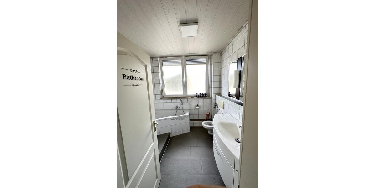 Helle, renovierte 4-Zimmer-Wohnung mit Balkon und Einbauküche in 4 zimmer