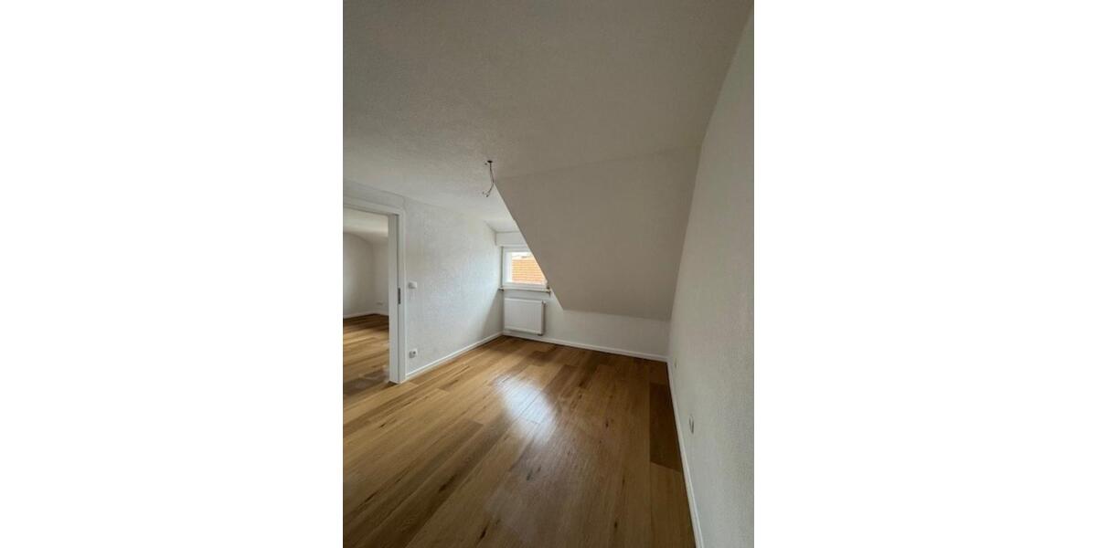 Dachgeschoßwohnung Karlsruhe Neureut - 4 Zimmer, 70 m&sup2;, 1.300&euro; | Angebot:23693533