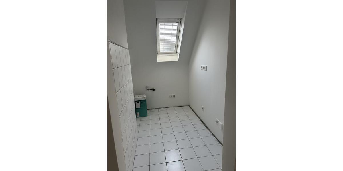 Erstbezug nach Sanierung. Sehr schöne 2-Zimmer-Whg. im 4. OG in D-Pempelfort. 2 zimmer