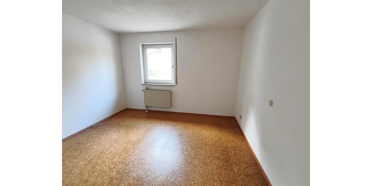 Ortsrandlage -3 Zi. Wohnung im EG mit Garage, Keller und Garten (auf Wunsch) - Etagenwohnung Adelsdorf OT | Angebot:27370413