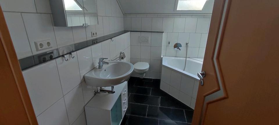 Aspach, helle offene ca 55 qm große 2-3 Zimmer DG Wohnug zimmer