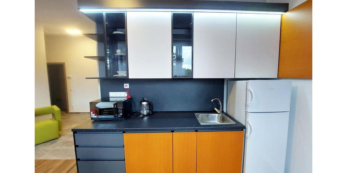 Gemütliche Wohnung mit Küche und Schlafzimmer. 1 zimmer