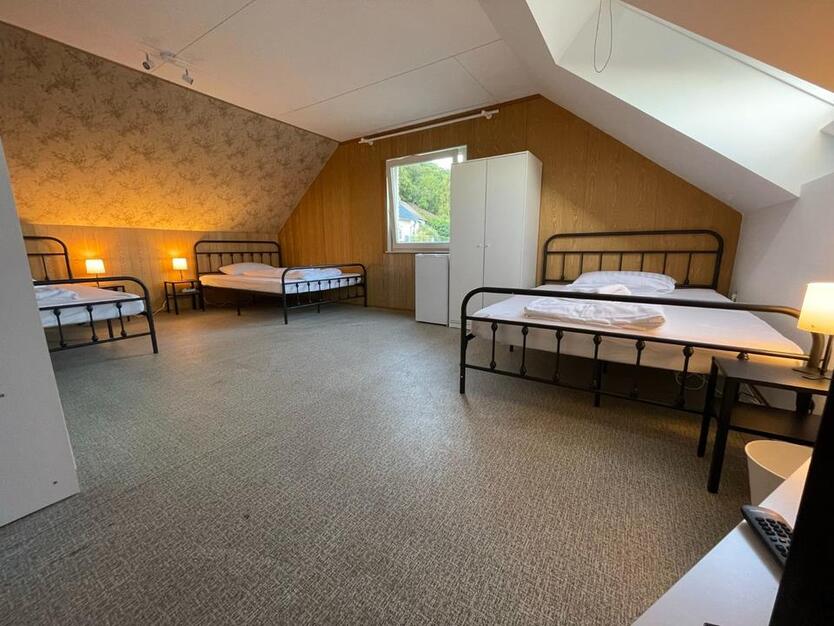Monteurunterkunft (2-12 Personen) BalkonStellplätzeGarage
