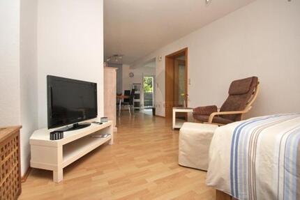 ZeitwohnKontor: Schick modern möblierte Wohnung mit Balkon, WLAN und Stellplatz zimmer