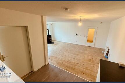 Modern geschnittene Wohnung mit Kaminofen in historischem Fachwerkhaus mit Einbauküche 2 zimmer