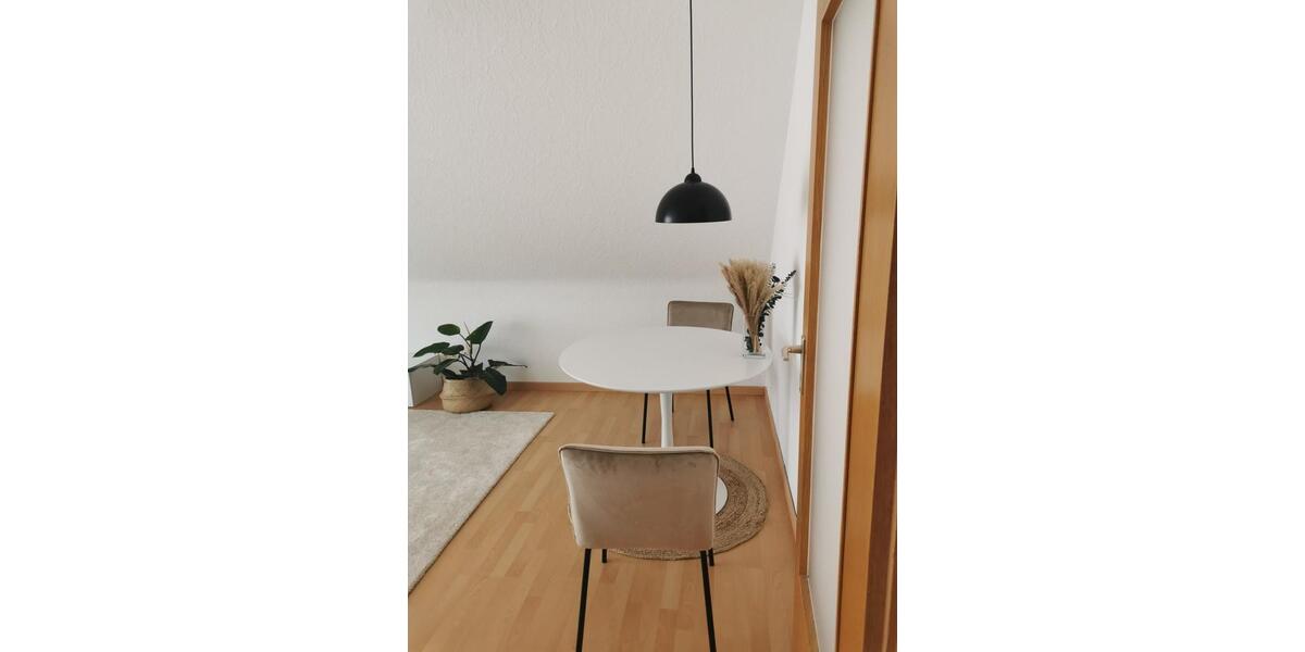 Helle 2 Zimmer DG Wohnung mit Balkon und Garage 2 zimmer