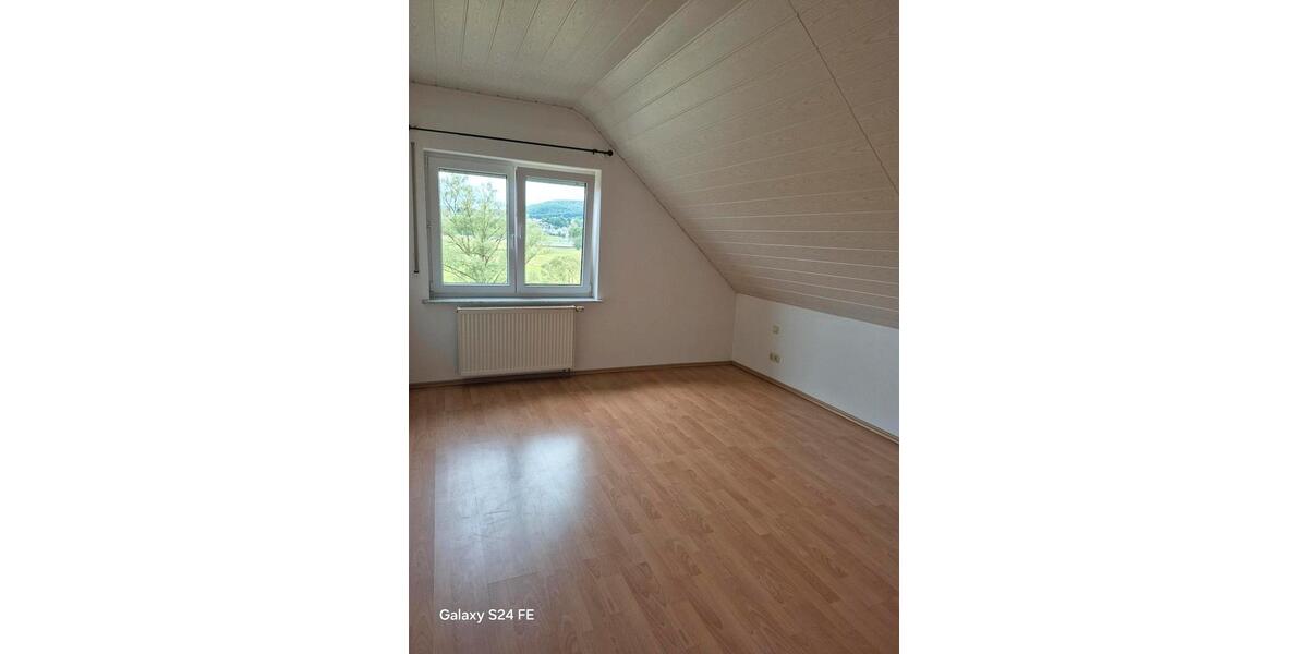 Dachgeschoßwohnung Ehringshausen - 4 Zimmer, 110 m&sup2;, 1.200&euro; | Angebot:24650386