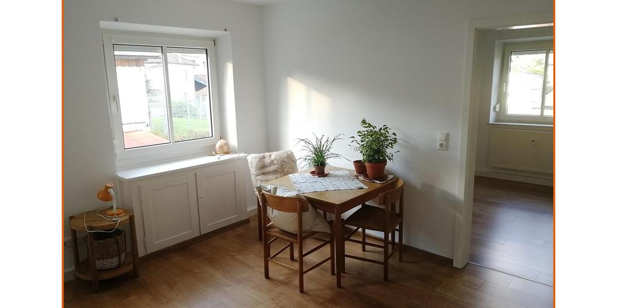 Ideal - zentral! Topp renovierte 2- Zimmer-Altbauwohnung zu vermieten in Zwiesel Mehrfamilienhaus mit 8 Wohneinheiten. Sehr gepflegt durch laufende Renovierung. Helle Wohnung im 1. Stock,... 2 zimmer