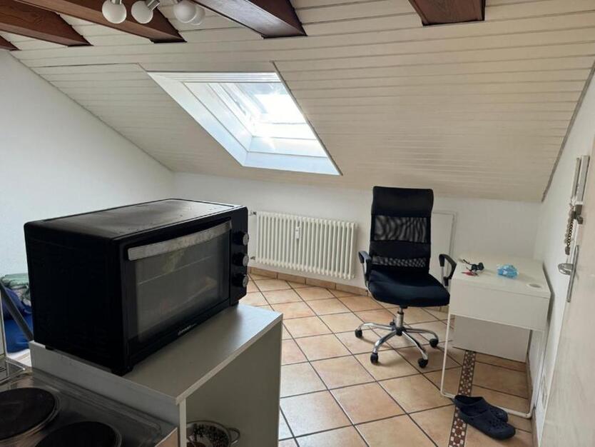 Zentral gelegene Wohnung mit 15 m² im vierten Stock zimmer