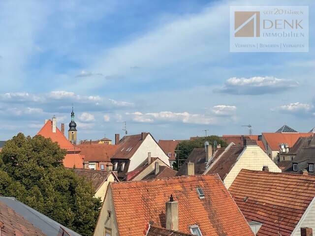 Stadtleben mit Aussicht: 2,5-Zimmer-Refugium im obersten Geschoss