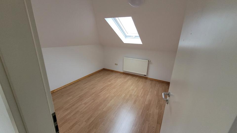 Dachgeschoßwohnung Radebeul - 3 Zimmer, 62 m&sup2;, 440&euro; | Angebot:25646723