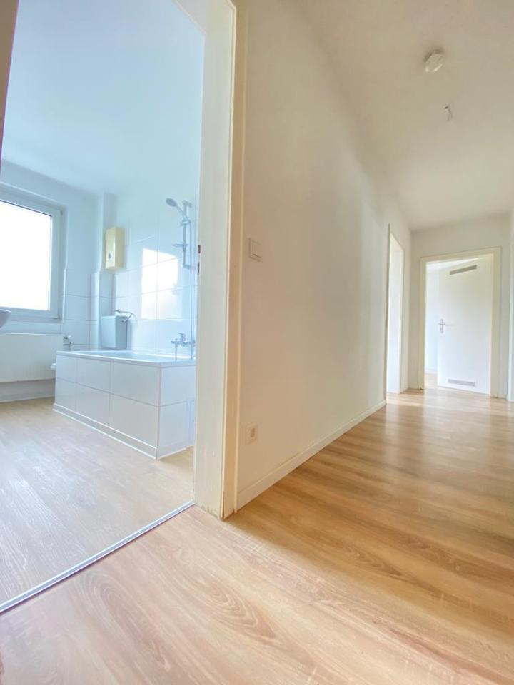 **HELLE 3-Zimmerwohnung MIT BADEWANNE UND TAGESLICHTBAD**