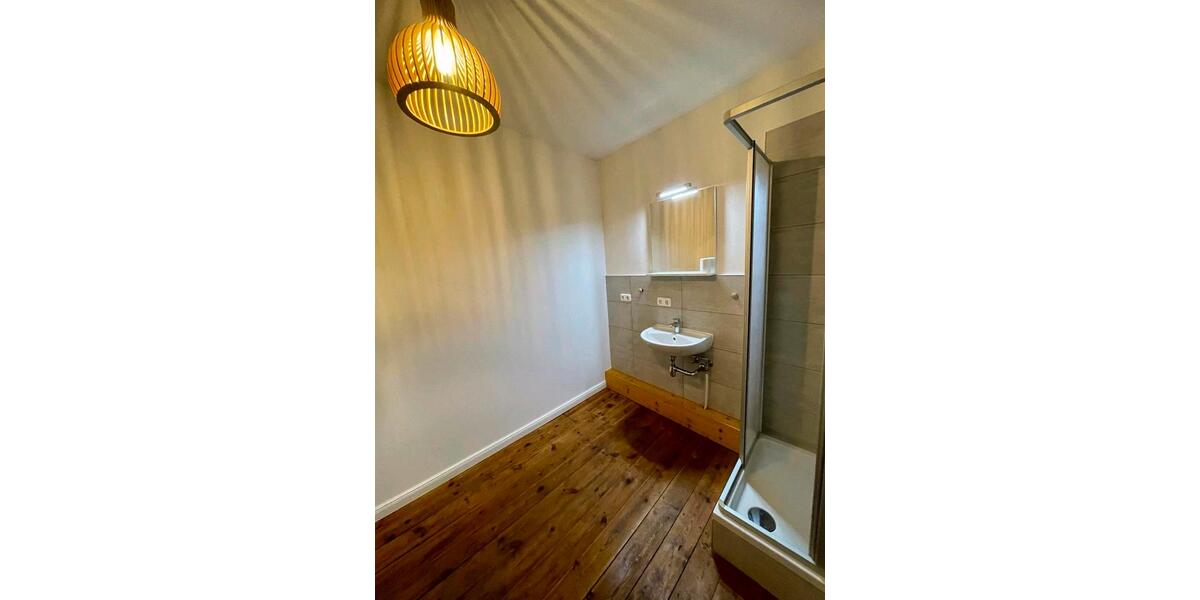 WG Zimmer in einer Altbauwohnung in guter Lage (5 Zi, je 24 qm) 5 zimmer