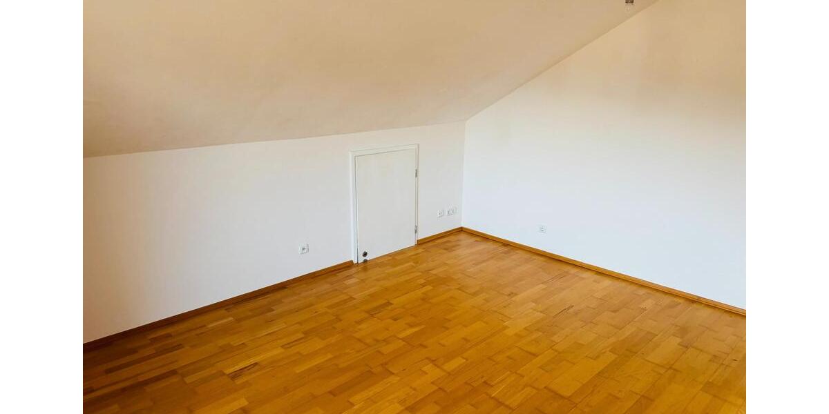 Dachgeschoßwohnung Kulmbach Blaich - 4 Zimmer, 165 m&sup2;, 1.400&euro; | Angebot:26245275