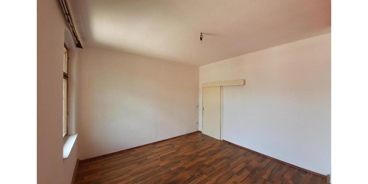 Etagenwohnung Reichenbach im Vogtland - 4 Zimmer, 84 m&sup2;, 300&euro; | Angebot:26566347