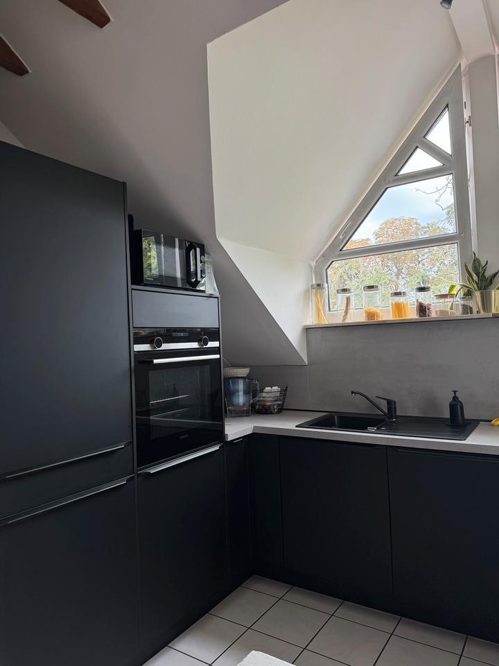 Lichtdurchflutete vollmöblierte DG Wohnung zur Untermiete