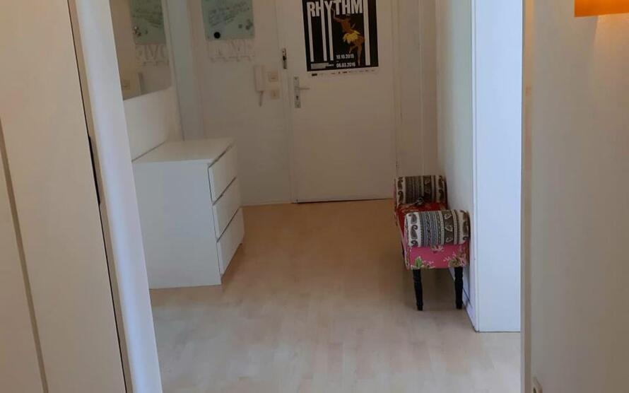 grosses löffelfertiges WG-Zimmer mit Internet, TV, Gästeküche, Doppelbett, BadWc-Mitbenützung, Waschmaschine, Trockner
