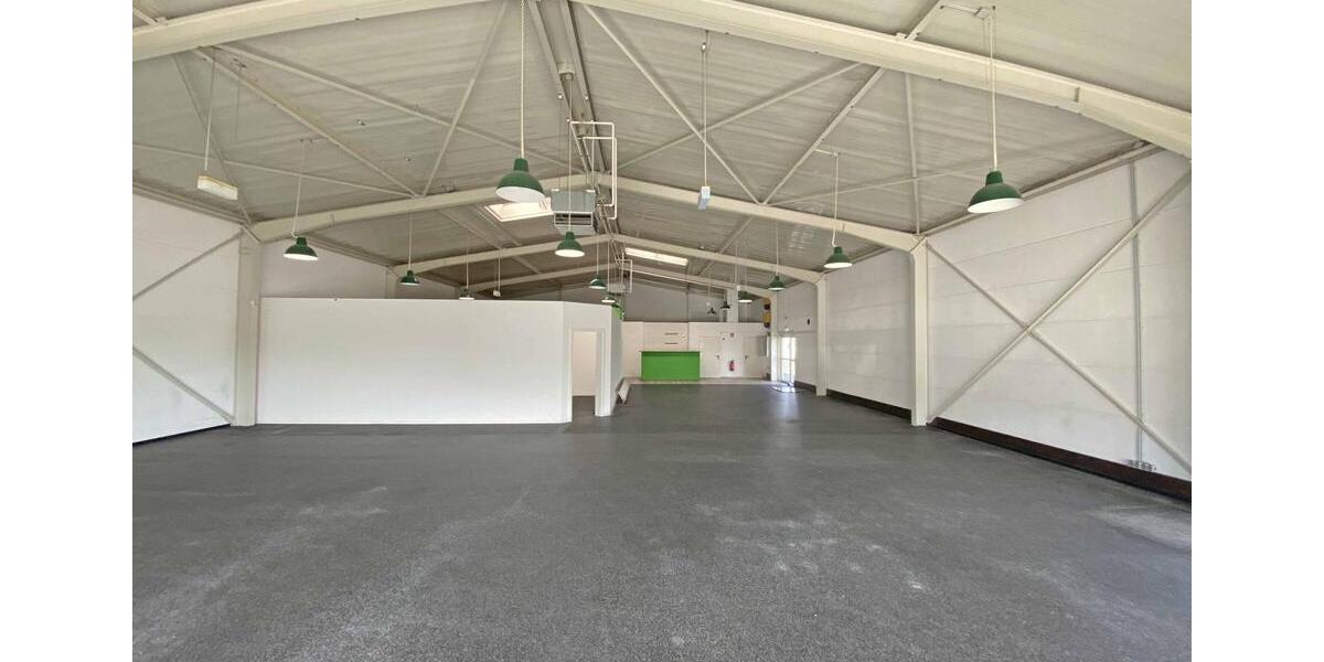 Vielseitige Gewerbehalle – ideal für Handel, Studio oder Lager zimmer