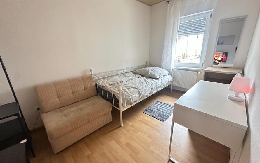WG Zimmer mit Internet, Gästeküche, EtagenduscheWc, Waschmaschine, Trockner, Terrasse und Gartennutzung