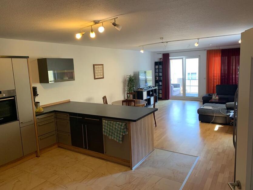 Helles 12qm Zimmer in 120 qm Wohnung mitten in der Stadt