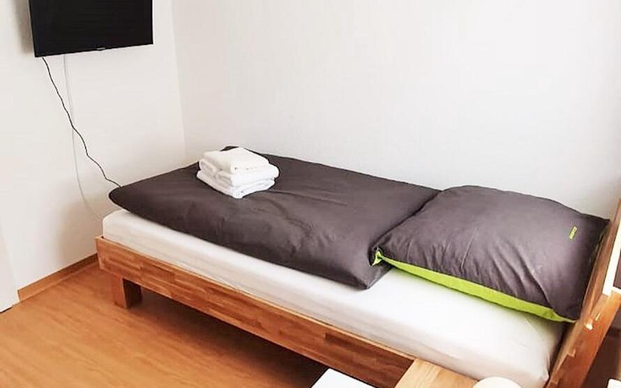 möbl. WG-Zimmer mit Wlan, TV, Gästeküche, EtagenDuWc, Waschmaschine, Trockner, Nähe Messe Stuttgart