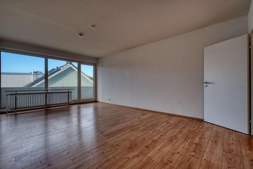 Helle 3-Zimmer-Wohnung mit großer Süd-Loggia in der Bremer Neustadt