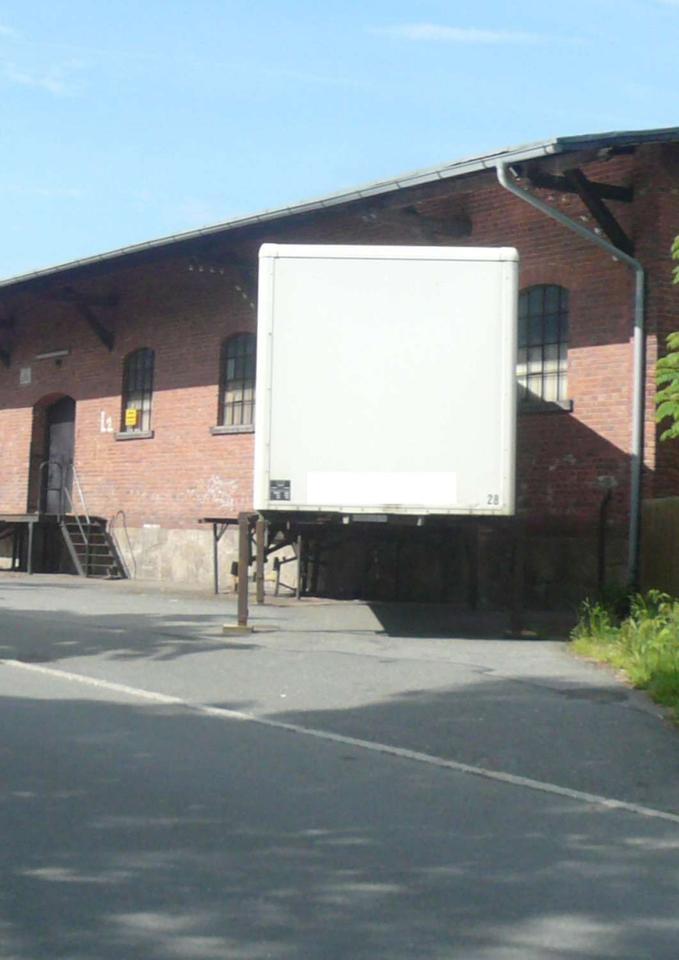 Lagerfläche 180 m² - Halle für Spedition, Handel, u.ä. - auch für Anlieferung großer LKW, Sattelzüge