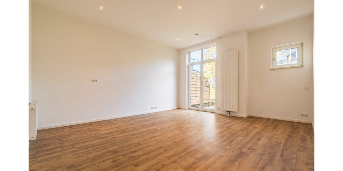 EINBAUKÜCHE – MODERNES WANNENBAD MIT FENSTER – TERRASSE – EINBAUSCHRANK - Terrassenwohnung Freital Deuben | Angebot:25887763