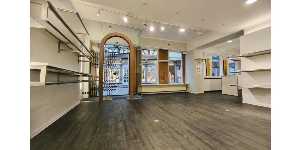 Attraktive Büro- Praxis- Ladenfläche 91qm - große Fensterfront zimmer