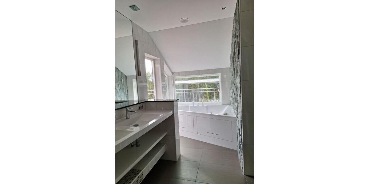 Dachgeschoßwohnung Zwickau - 2 Zimmer, 152 m&sup2;, 1.200&euro; | Angebot:26479906