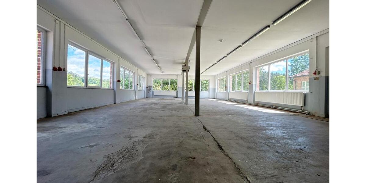 TOP-Gewerbehalle auf 752 m². Besonders hell. 3 Büros, Aufenthaltsraum, Toiletten. Stellplätze. zimmer