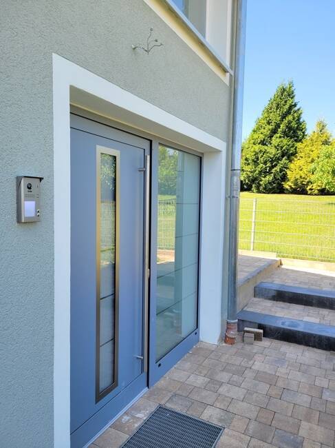 Helle Wohnung im Hochparterre eines neu renovierten 2-Parteien-Miethauses, mit Terrasse, Garten,etc!